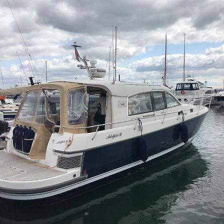 Adelphi B A Delightful 6 Berth Boat Hotel Lymington Exterior photo