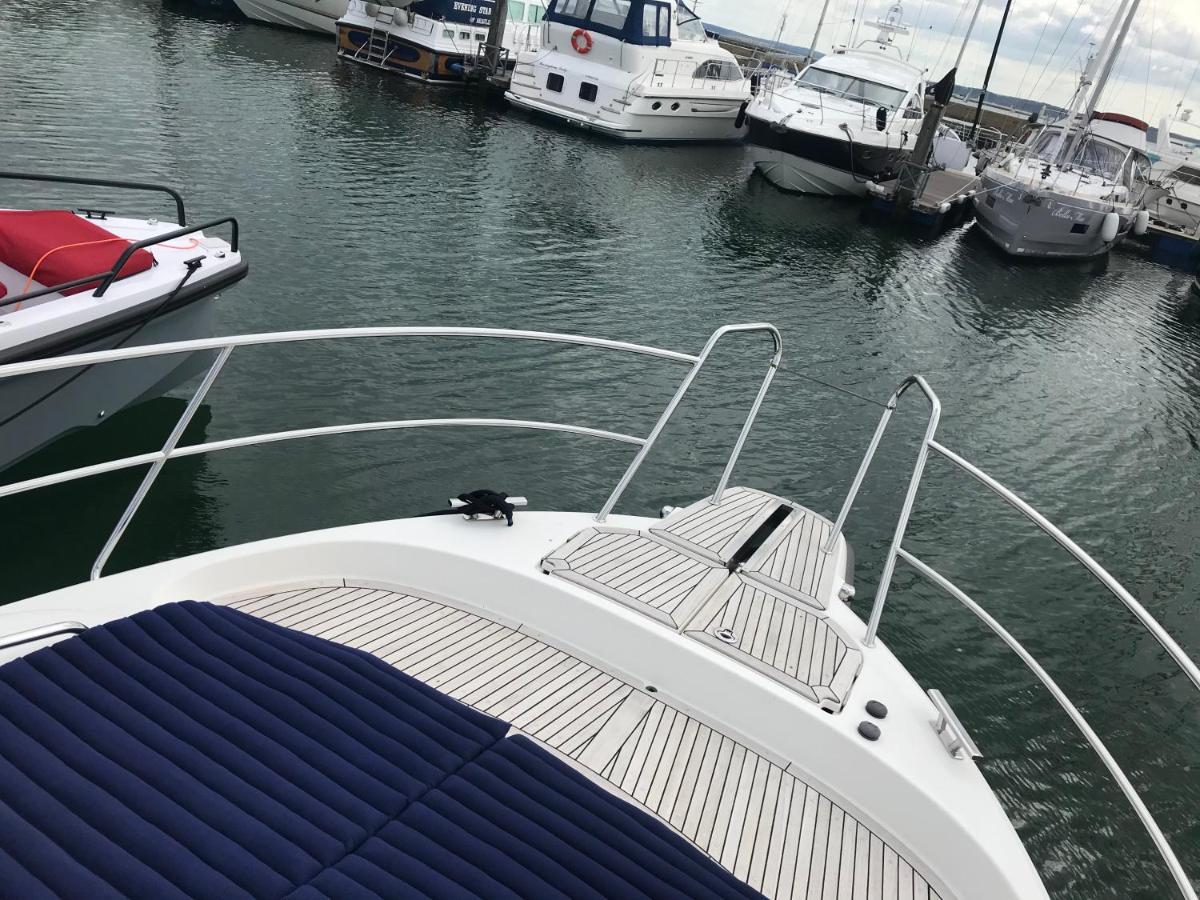 Adelphi B A Delightful 6 Berth Boat Hotel Lymington Exterior photo