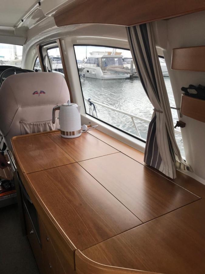 Adelphi B A Delightful 6 Berth Boat Hotel Lymington Exterior photo