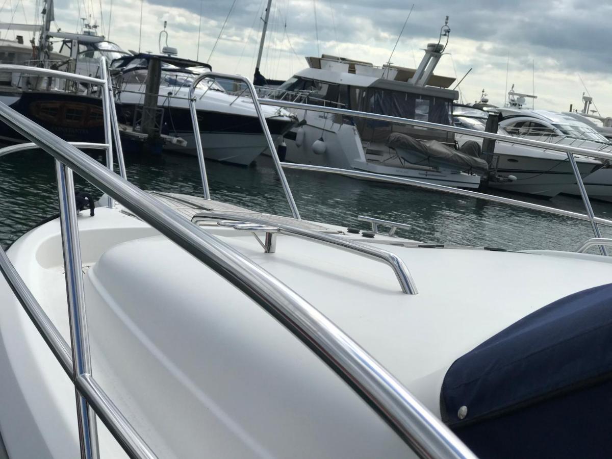 Adelphi B A Delightful 6 Berth Boat Hotel Lymington Exterior photo