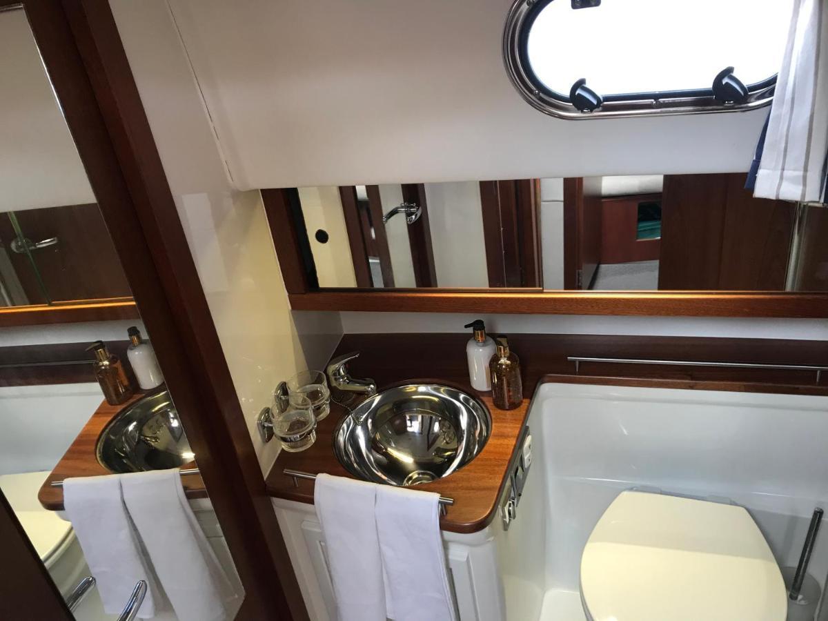 Adelphi B A Delightful 6 Berth Boat Hotel Lymington Exterior photo